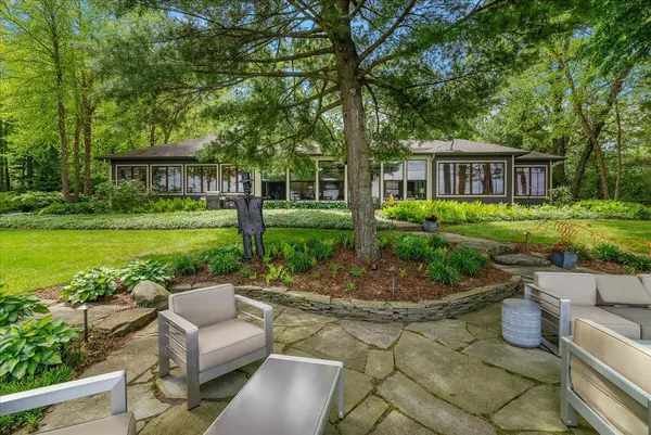 6403 Riverside Road, Fennville, MI 49408