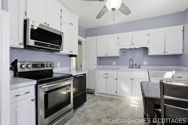 736 Lincoln Avenue, Holland, MI 49423