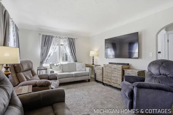 736 Lincoln Avenue, Holland, MI 49423