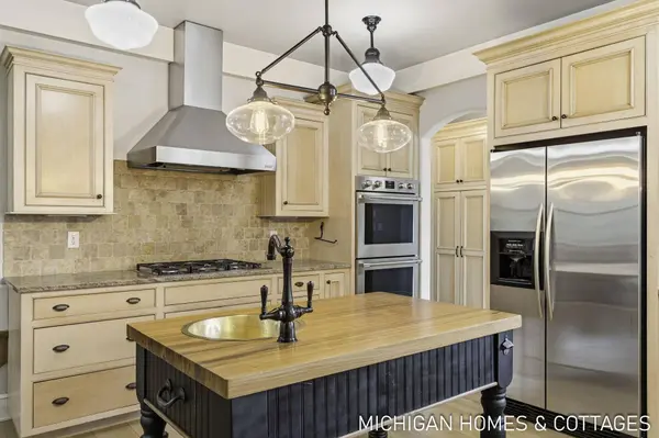 5484 Lakeshore Avenue, Holland, MI 49424