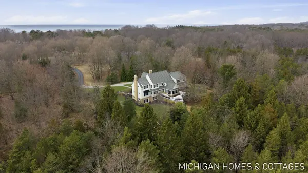 5484 Lakeshore Avenue, Holland, MI 49424