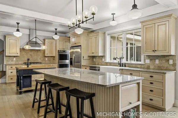 5484 Lakeshore Avenue, Holland, MI 49424