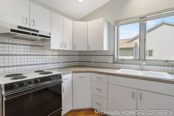 1674 Lakeview Drive, Zeeland, MI 49464