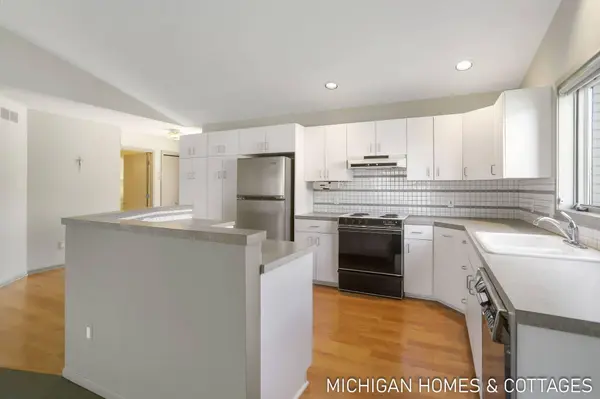 1674 Lakeview Drive, Zeeland, MI 49464