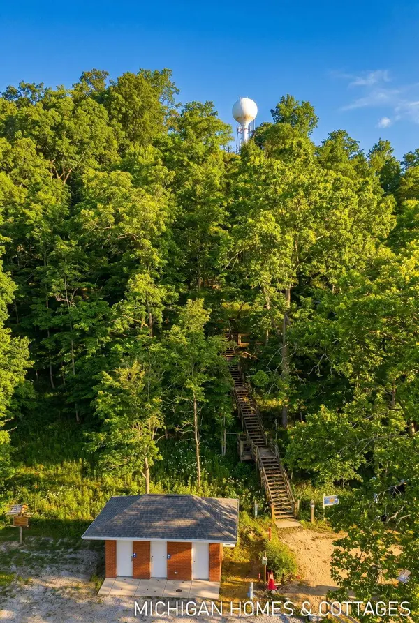 719 Golfview Drive, Douglas, MI 49406
