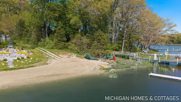 3255 Lake Trail Drive, Saugatuck, MI 49453