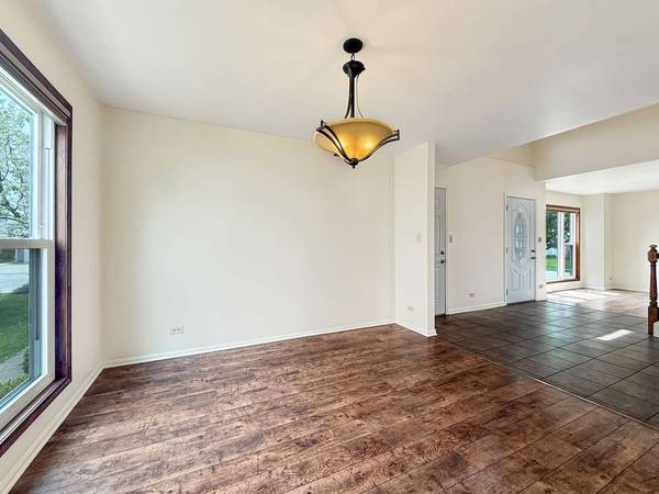 2 HUMMINGBIRD LN, Streamwood, IL 60107