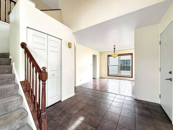 2 HUMMINGBIRD LN, Streamwood, IL 60107