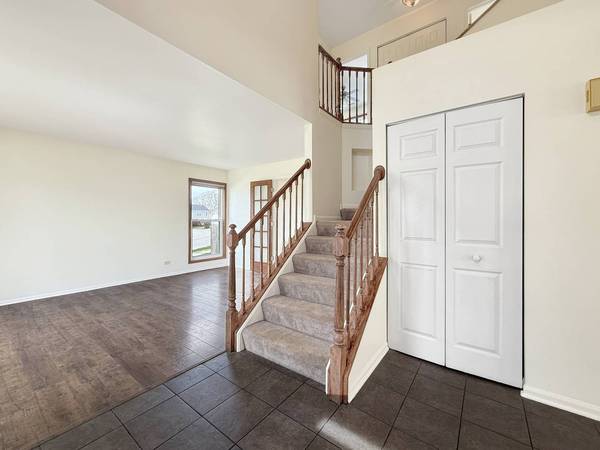 2 HUMMINGBIRD LN, Streamwood, IL 60107