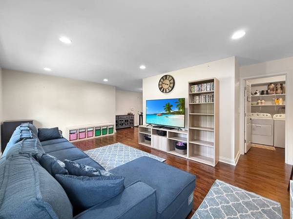 328 Thunderbird TRL, Carol Stream, IL 60188