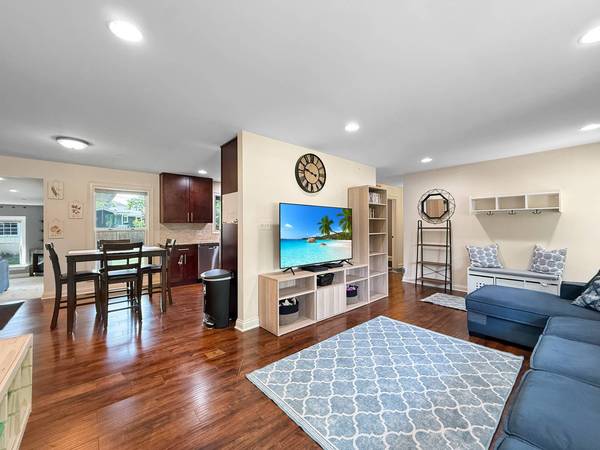 328 Thunderbird TRL, Carol Stream, IL 60188