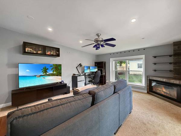 328 Thunderbird TRL, Carol Stream, IL 60188