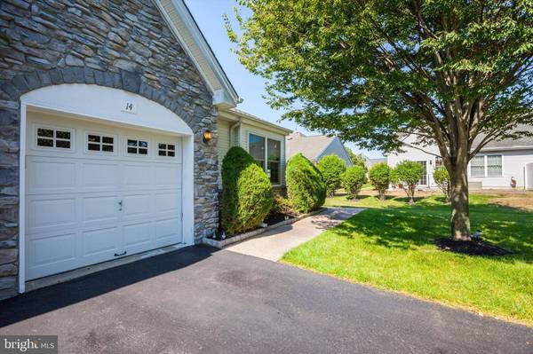 14 LOCUST HILL BLVD, Hamilton, NJ 08691