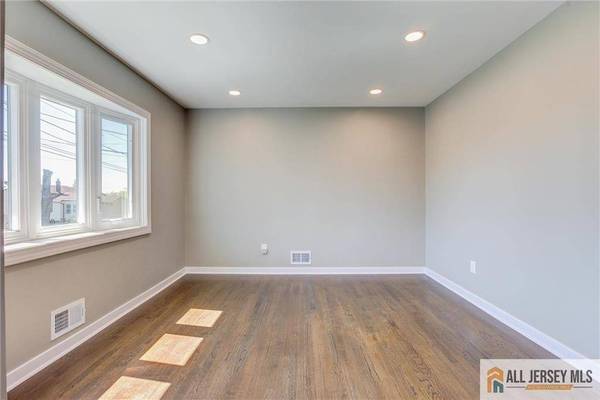 21 Monroe AVE, Carteret, NJ 07008