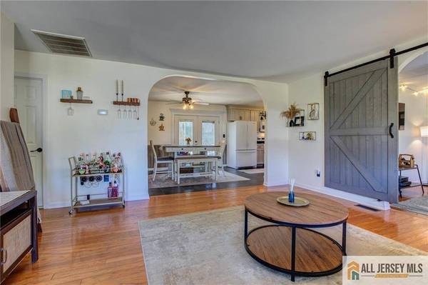 10 Norwood AVE, Monroe, NJ 08831