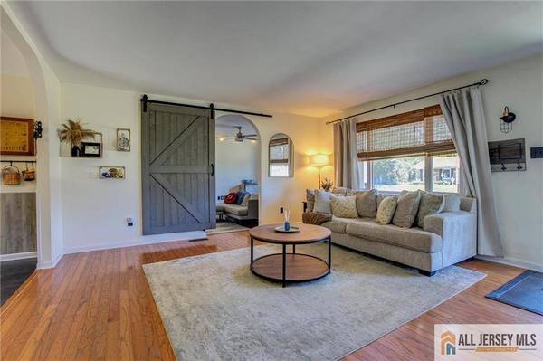 10 Norwood AVE, Monroe, NJ 08831
