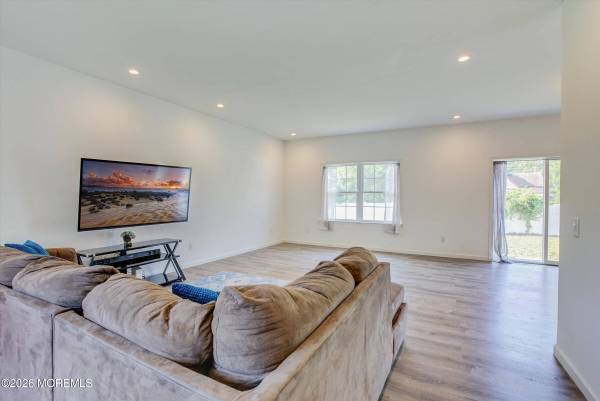 84 4th Avenue, Toms River, NJ 08757