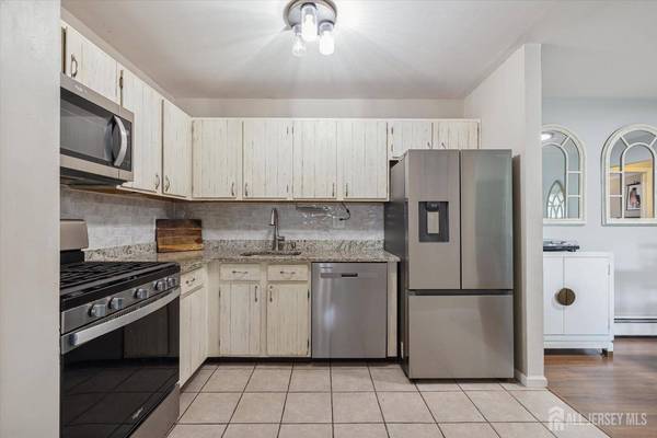 714 Cricket LN, Woodbridge Proper, NJ 07095