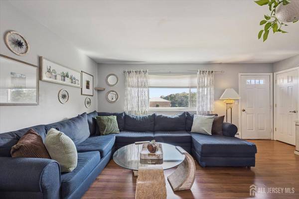 714 Cricket LN, Woodbridge Proper, NJ 07095