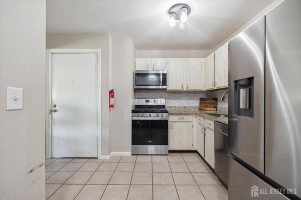 714 Cricket LN, Woodbridge Proper, NJ 07095