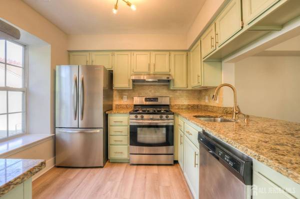 1307 Commons At Kingswood DR, East Brunswick, NJ 08816