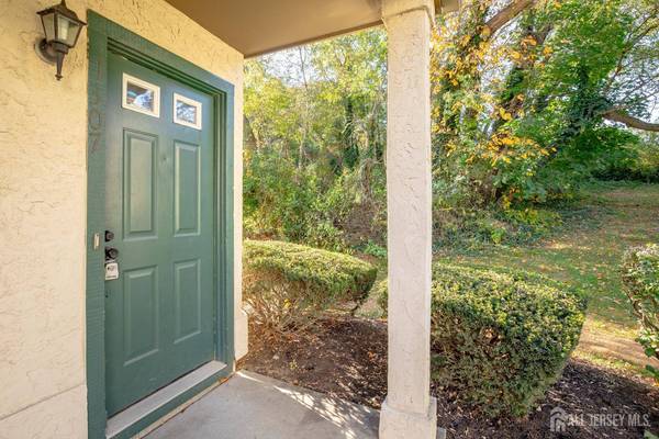 1307 Commons At Kingswood DR, East Brunswick, NJ 08816