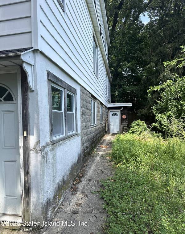 83 Mountainside RD, Staten Island, NY 10304