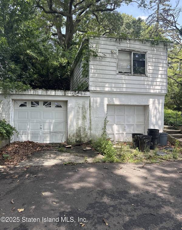 83 Mountainside RD, Staten Island, NY 10304