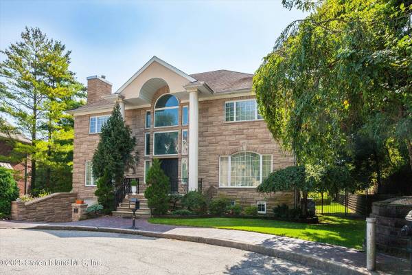 76 Jenna LN, Staten Island, NY 10304
