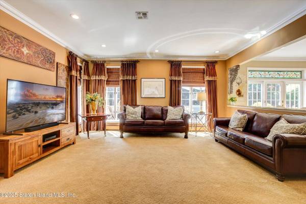 76 Jenna LN, Staten Island, NY 10304