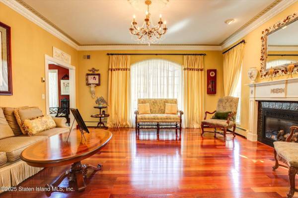 76 Jenna LN, Staten Island, NY 10304