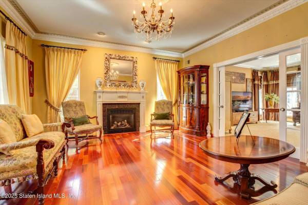 76 Jenna LN, Staten Island, NY 10304