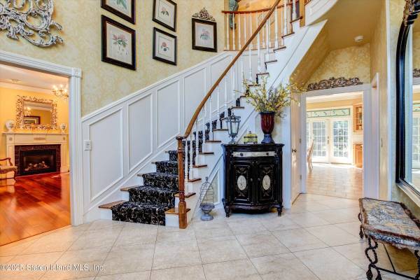 76 Jenna LN, Staten Island, NY 10304