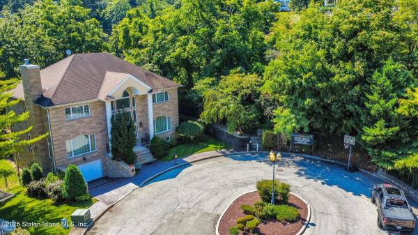 76 Jenna LN, Staten Island, NY 10304
