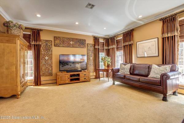 76 Jenna LN, Staten Island, NY 10304