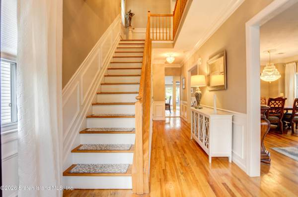 572 Drumgoole RD E, Staten Island, NY 10312