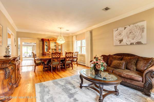 572 Drumgoole RD E, Staten Island, NY 10312