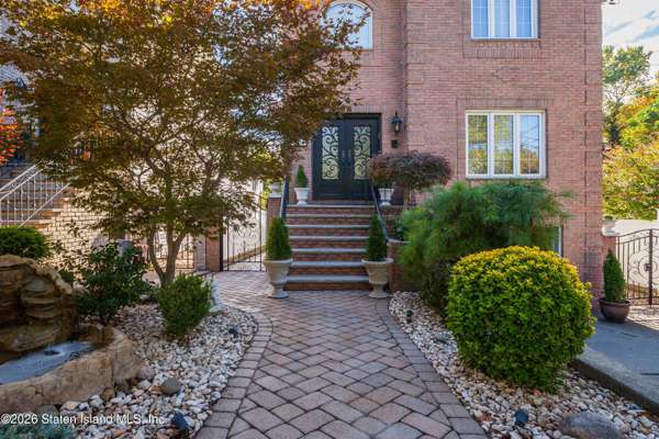 572 Drumgoole RD E, Staten Island, NY 10312
