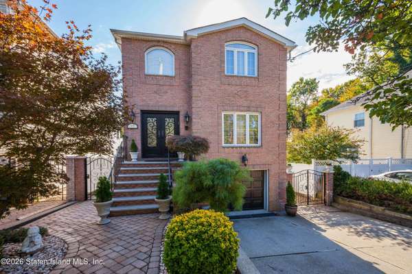 572 Drumgoole RD E, Staten Island, NY 10312