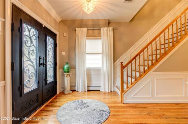 572 Drumgoole RD E, Staten Island, NY 10312