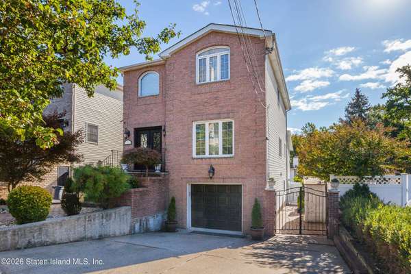 572 Drumgoole RD E, Staten Island, NY 10312