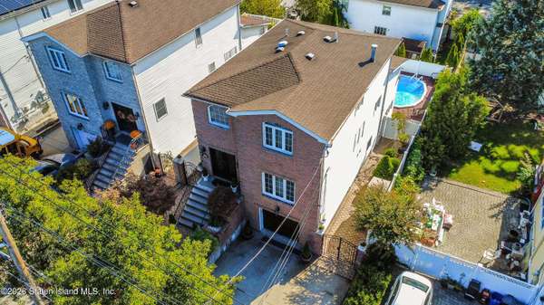 572 Drumgoole RD E, Staten Island, NY 10312