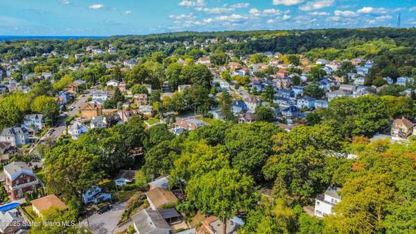 83 Mountainside RD, Staten Island, NY 10304