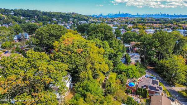 83 Mountainside RD, Staten Island, NY 10304