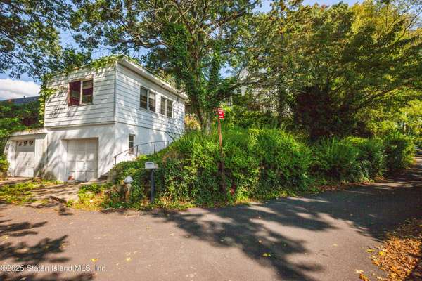 83 Mountainside RD, Staten Island, NY 10304