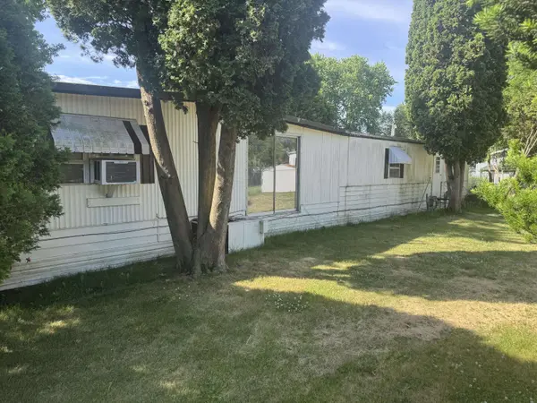 1432 Pleasant St, Lyons, WI 53105