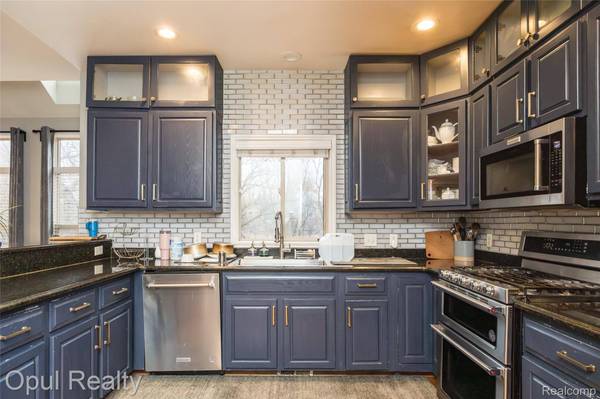 2069 Rochelle Park DR, Rochester Hills, MI 48309