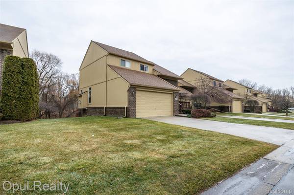 2069 Rochelle Park DR, Rochester Hills, MI 48309