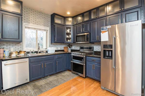 2069 Rochelle Park DR, Rochester Hills, MI 48309