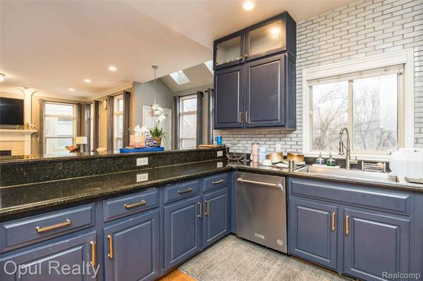 2069 Rochelle Park DR, Rochester Hills, MI 48309